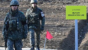 Ties demarkacine linija / KIM MIN-HEE / AFP
