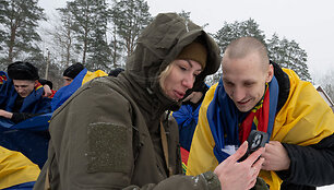 Artimųjų susitikimas su i&scaron;laisvintais Ukrainos kariais / HANDOUT / AFP