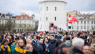 Vilniaus Katedros aik&scaron;tėje surengta protesto akcija &bdquo;&Scaron;alin rankas nuo laisvo žodžio&ldquo; / Robertas Riabovas/BNS nuotr.