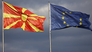 &Scaron;iaurės Makedonijos ir Europos Sąjungos vėliavos / IMAGO / Metodi Popow nuotr.