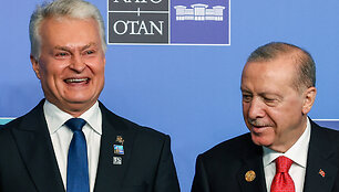 Lietuvos prezidentas Gitanas Nausėda ir Turkijos prezidentas Recepas Tayyipas Erdoganas NATO vir&scaron;ūnių susitikime Ankaroje / Umit Bektas / REUTERS