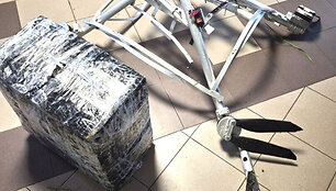 &Scaron;alčininkų rajone perimta skraidyklė su baltarusi&scaron;kais rūkalais / VSAT nuotr.