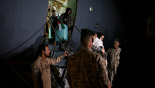 Jordanijos kariai pasitinka civilius / Alaa Al Sukhni / REUTERS