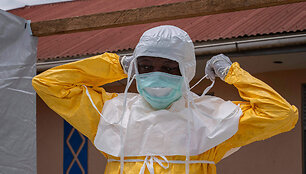 Su Ebola kovojantis medicinos personalas / GLODY MURHABAZI / AFP