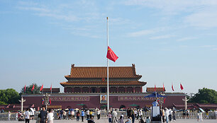 Iki pusės stiebo nuleista vėliava Kinijos Tiananmenio aik&scaron;tėje / CHINE NOUVELLE/SIPA / CHINE NOUVELLE/SIPA