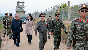 Kim Yo Jong prie sienos su Pietų Korėja /  / AP