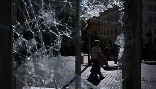Protestų Marselyje metu i&scaron;daužtas langas / Manon Cruz / REUTERS