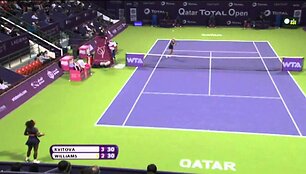 VIDEO kadras: Serena Williams i&scaron;plė&scaron;ė dramati&scaron;ką pergalę ir taps pirma pasaulio rakete