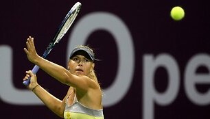 VIDEO kadras: Marija &Scaron;arapova ir Serena Williams užtikrintai pradėjo kovą dėl pirmos pasaulio raketės titulo Katare
