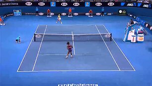 VIDEO kadras: Po Ričardo Berankio testo Andy Murray be vargo nugalėjo Gillesą Simoną ir pateko į ketvirtfinalį