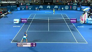 VIDEO kadras: Agnieszka Radwanska pateko į Sidnėjuje vykstančio &bdquo;Apia International Sydney&ldquo; moterų turnyro pusfinalį.