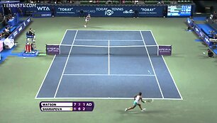VIDEO kadras: Marija &Scaron;arapova ir Viktorija Azarenka pergalingai pradėjo turnyrą Tokijuje. I&scaron; varžybų pasitraukė Petra Kvitova