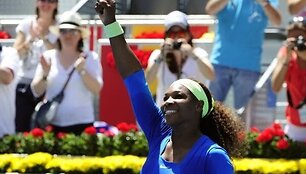 VIDEO kadras: Serena Williams sutriu&scaron;kino Viktoriją Azarenką ir tapo Madrido čempione