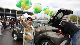 Neregėtos automobilių dalybos: „Iki“ gimtadienio loterijos laimėtojams įteikti 8 visureigių rakteliai