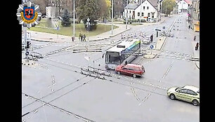 Lengvojo automobilio ir autobuso susidūrimas