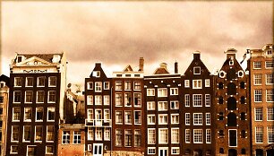 Amsterdamo senamiestis skalaujamas kanalo