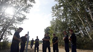 Vengrijoje prasidėjo tvoros greta sienos su Serbija statybos