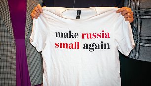 Kornelija Dūdaitė perdavė marškinėlius „Make russia small again“ (liet. Padaryk rusiją vėl maža) Lietuvos nacionaliniam muziejui