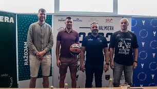 Davis ir Dairis Bertaniai, klubo direktorius Robertas Zeile ir Tomas Ker&scaron;is