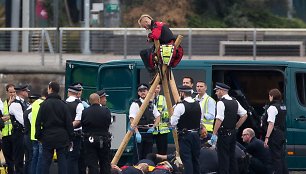 Judėjimo „Black Lives Matter“ protestuotojai blokavo Londono oro uostą