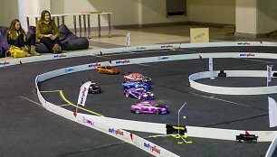 RC &bdquo;drifto&ldquo; varžybų akimirka