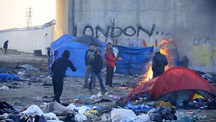Migrantai i&scaron; žymiųjų &bdquo;džiunglių&ldquo; stovyklavietės perkeliami į naujus konteinerius