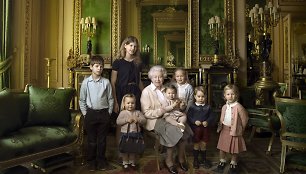 Karalienė Elizabeth II su anūkais ir proanūkiais