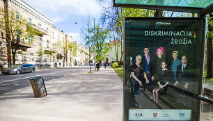 LGL socialinės reklamos plakatas transporto laukimo paviljone. 