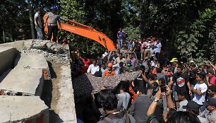Žemės drebėjimas Indonezijoje nusine&scaron;ė de&scaron;imtis gyvybių