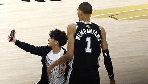 NBA finalą sutrikdė įsiveržęs žiūrovas