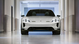 &bdquo;Porsche&ldquo; pristatė elektromobilį &bdquo;Mission E Cross Turismo&ldquo;