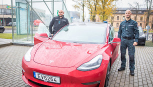 Lietuvos kelių policijos tarnybai perduotas automobilis TESLA