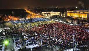 Protestai Rumunijoje nesiliauja: siekiama „vagių vyriausybės“ pasitraukimo