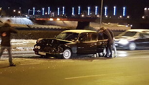Kaune BMW atsitrenkė į du automobilius