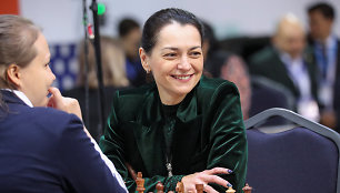 Rusijos išsižadėjusi „šachmatų karalienė“ atstovaus kitai šaliai