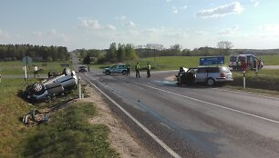 &bdquo;Opel&ldquo; ir &bdquo;VW Passat&ldquo; avarija Kazokinės kaime