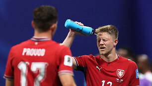 Čekijos futbolininkai gaivinasi vandeniu per pasaulio čempionato rungtynių pertraukėlę.