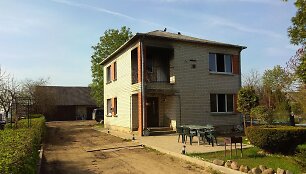&Scaron;iek tiek daugiau nei prie&scaron; metus, gražią pavasario dieną, sudegė Juknelių &scaron;eimos namai