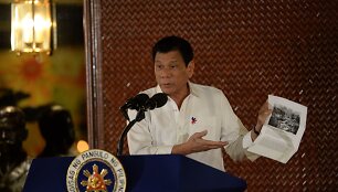 Rodrigo Duterte rodo JAV karių, esą žudančių Filipinų musulmonus, nuotraukas