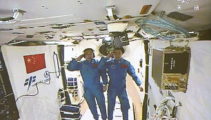 Du kinų astronautai įsikūrė &scaron;alies eksperimentinėje orbitinėje laboratorijoje
