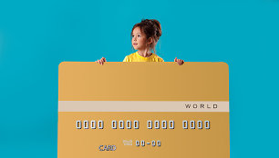 Mergaitė su banko kortele