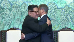 Šiaurės ir Pietų Korėjos lyderiai: Kim Jong Unas ir Moon Jae-inas 