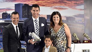 Cristiano Ronaldo su mama ir sūnumi