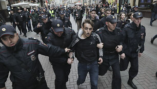 Maskvoje suimamas protestuotojas