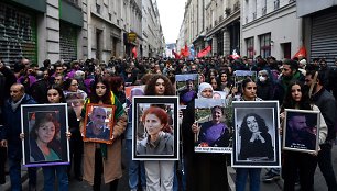 Demonstrantai neša Paryžiuje nužudytų kurdų portretus.