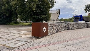 Tveriama simbolinė tvora žydų kapinių teritorijoje &scaron;alia Sporto rūmų