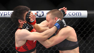 Rose Namajunas apgynė čempionės titulą, nugalėjusi kinę Weili Zhang.