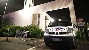 Policjios automobilis prie mečetės Kretėjuje