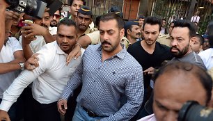 Salmanas Khanas išeina iš teismo Mumbajuje