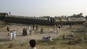 Pakistane per bombos sprogimą nuo bėgių nuvirto keleivinis traukinys 